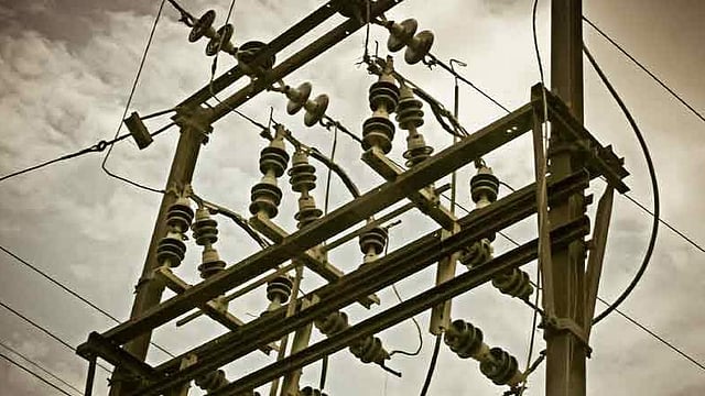 മദ്യപിച്ച പണം ചോദിച്ചതിന് 11 കെവി ഫീഡര്‍‍ ഓഫ് ആക്കി; കെഎസ്ഇബി ഉദ്യോ​ഗസ്ഥർക്ക് സസ്പെൻഷൻ
