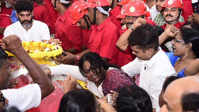 മൃതദേഹം പൊതുദര്ശനത്തിന് വെച്ചപ്പോള് ആശ ലോറന്സും മകനും മൃതദേഹം മാറ്റാന് സമ്മതിക്കാതെയിരുന്നപ്പോള്