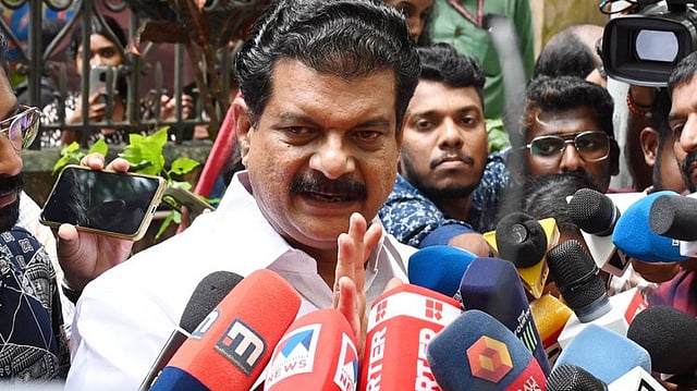 'പിണറായി എന്ന സൂര്യന് കെട്ടുപോയി, ഗ്രാഫ് നൂറില് നിന്ന് പൂജ്യത്തിലേക്ക് താഴ്ന്നു; കാരണക്കാരന് കാട്ടുകള്ളനായ പി ശശി'