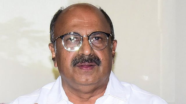 സിദ്ദിഖ് ഒളിവില്ത്തന്നെ; മുന്കൂര് ജാമ്യഹര്ജി അടിയന്തരമായി പരിഗണിക്കാന് നീക്കവുമായി അഭിഭാഷകര്