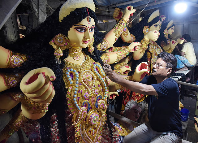 കേരളത്തില് ക്ഷേത്രങ്ങളെ കേന്ദ്രീകരിച്ചാണ് നവരാത്രി ആചരിക്കുന്നത്.
