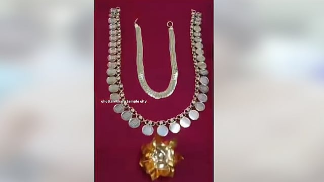 ചോറ്റാനിക്കര ക്ഷേത്രത്തില്‍ 129 പവന്‍ സ്വര്‍ണ ആഭരണങ്ങള്‍ വഴിപാടായി നല്‍കി,വിഡിയോ
