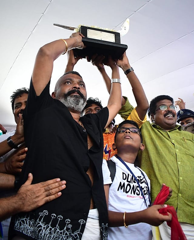 പള്ളാത്തുരുത്തി ബോട്ട് ക്ലബ് കപ്പുയര്ത്തുന്നു