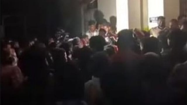 തിരുവനന്തപുരം എസ്എടി ആശുപത്രി ഇരുട്ടില്; പരിശോധന ടോര്ച്ച് വെളിച്ചത്തില്, പ്രതിഷേധം