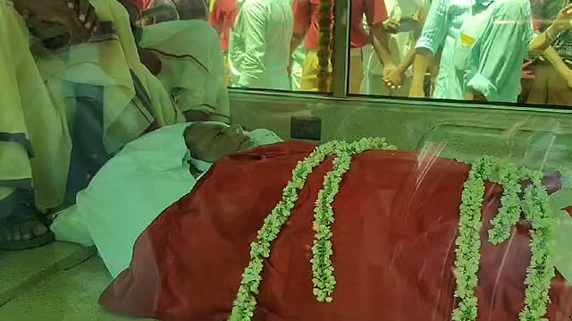 'കോമ്രേഡ് റെഡ് സല്യൂട്ട്'; പുഷ്പന് അന്ത്യാഭിവാദ്യങ്ങള് അര്പ്പിച്ച് ആയിരങ്ങള്