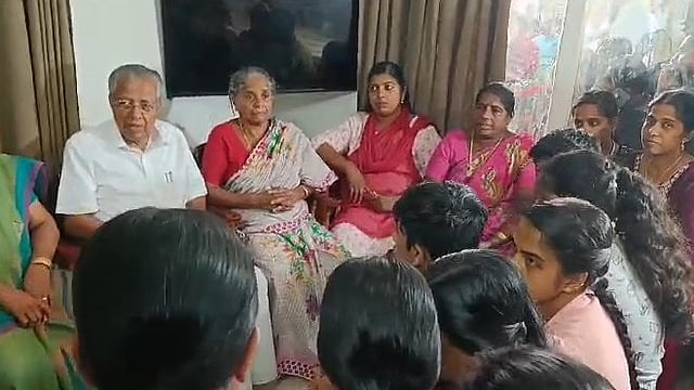 പുഷ്പന്റെ വീട്ടിലെത്തി മുഖ്യമന്ത്രി, കുടുംബാംഗങ്ങളെ ആശ്വസിപ്പിച്ചു (വിഡിയോ)