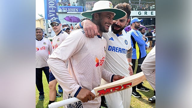 Kohli Gifts His Bat to Shakib Al Hasan
