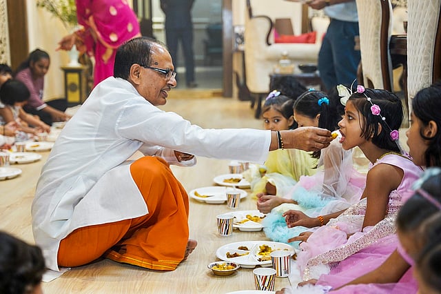 കുമാരി പൂജയുടെ ഭാഗമായി കുട്ടിക്ക് ഭക്ഷണം നൽകുന്ന കേന്ദ്രമന്ത്രി ശിവ് രാജ് സിങ് ചൗഹാൻ