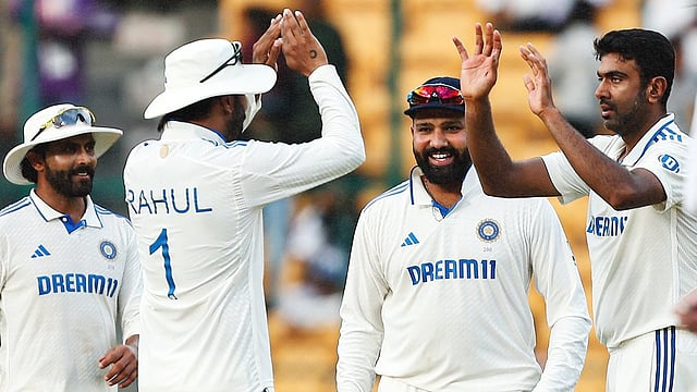 കോണ്വെയെ മടക്കിയ അശ്വിനെ സഹ താരങ്ങള് അഭിനന്ദിക്കുന്നു