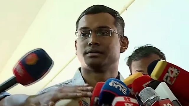 കലക്ടർ അരുൺ കെ വിജയൻ മാധ്യമങ്ങളോട് സംസാരിക്കുന്നു