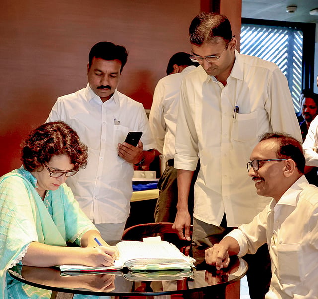 പ്രിയങ്കാഗാന്ധി നാമനിർദേശ പത്രികയിൽ ഒപ്പുവെക്കുന്നു