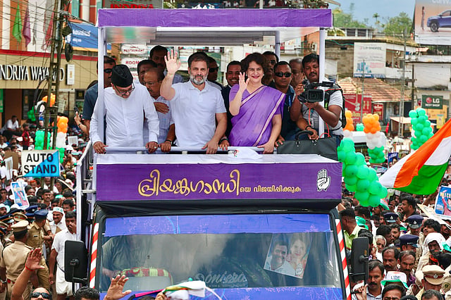 കന്നിയങ്കം കുറിക്കുന്ന പ്രിയങ്കയുടെ പ്രചാരണത്തിനായി സോണിയാഗാന്ധി, രാഹുല് ഗാന്ധി, മല്ലികാര്ജുന് ഖാര്ഗെ തുടങ്ങിയവര് വയനാട്ടിലെത്തി