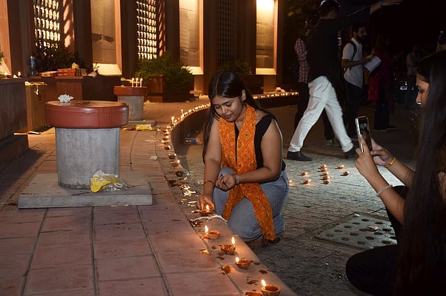 ജാമിയ മിലിയ ഇസ്ലാമിയ സര്വകലാശാലയില് വിദ്യാര്ഥികള് ദീപങ്ങള് കത്തിച്ച് ദീപാവലി ആഘോഷിച്ചു