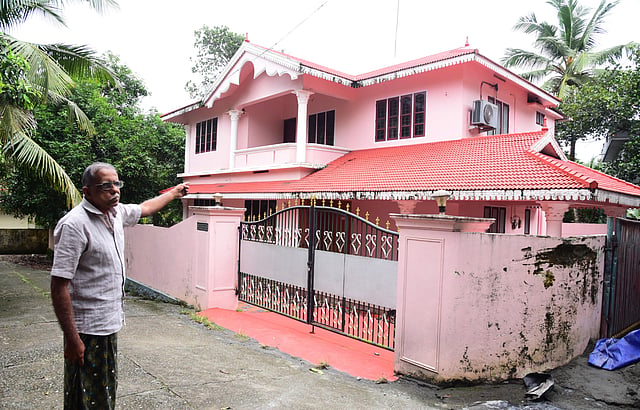 ഒഴിഞ്ഞ വീടുകള് ചൂണ്ടിക്കാട്ടുന്ന നാട്ടുകാരന്