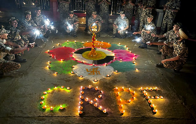 സിആർപിഎഫ് ജവാന്മാരുടെ ദീപാവലി ആഘോഷം