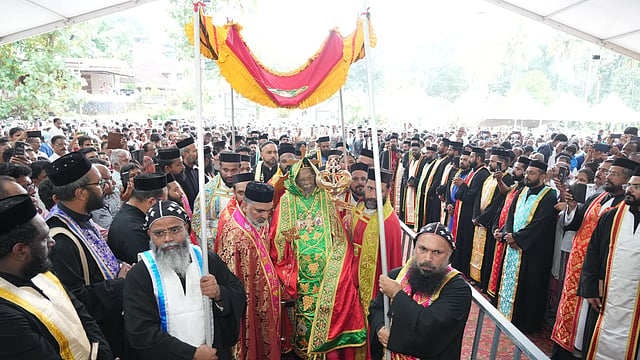 യാക്കോബായ സുറിയാനി സഭയുടെ തലവന് ശ്രേഷ്ഠ ബസേലിയോസ് തോമസ് പ്രഥമന് കാതോലിക്കാ ബാവവായുടെ കബറടക്ക ശുശ്രൂഷകളില് നിന്ന്