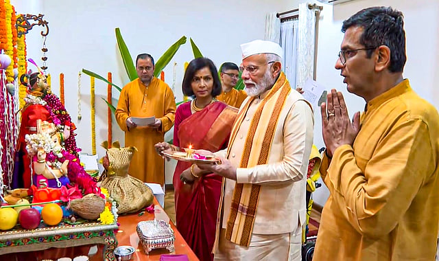 ചന്ദ്രചൂഡിന്റെ വീട്ടിലെ ഗണപതി പൂജയില് മോദി പങ്കെടുത്തപ്പോള്
