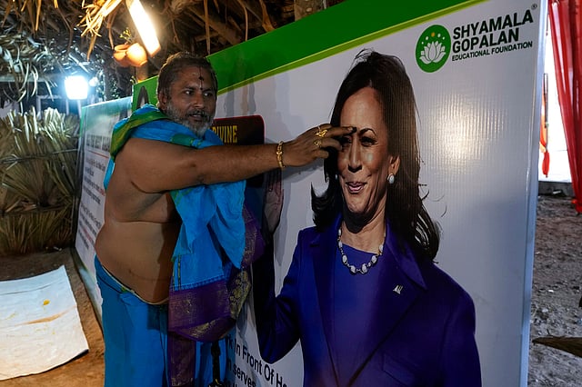 പ്രത്യേക പ്രാര്ഥനകള്ക്ക് ശേഷം കമല ഹാരിസിന്റെ പോസ്റ്ററില് തിലകം ചാര്ചത്തുന്നു. തെലങ്കാനയില് നിന്നുള്ള കാഴ്ച