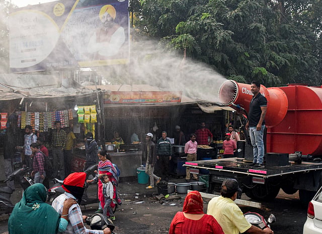 പുകമഞ്ഞ് മാറ്റുന്നതിനായി ആന്റി-സ്മോഗ് ചെയ്യുന്നു. അമൃത്സറില് നിന്നുള്ള കാഴ്ച
