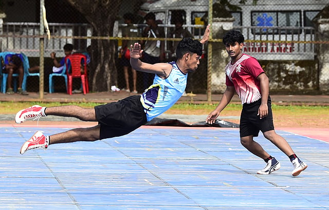 സീനിയര് ആണ്കുട്ടികളുടെ ഖോ-ഖോ മത്സരത്തില് കാസര്കോടും ആലപ്പുഴയും തമ്മില് മത്സരിക്കുന്നു.