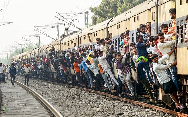 ആയിരക്കണക്കിന് ജനങ്ങളാണ് ഗംഗാ സ്നാനം ചെയ്യാന് എത്തുന്നത്
