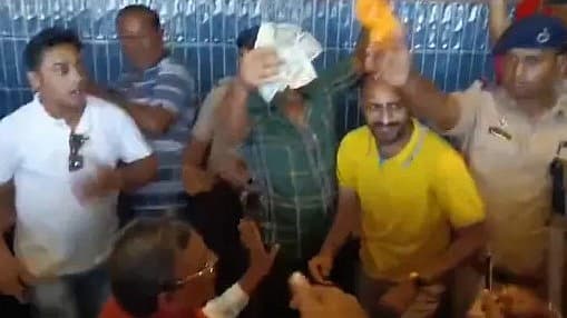 തെരഞ്ഞെടുപ്പ് തലേന്ന് അഞ്ചുകോടിയെത്തിച്ചെന്ന് ആരോപണം; ബിജെപി നേതാവിനെ ഹോട്ടലില്‍ തടഞ്ഞുവച്ചു; വിവാദം; വിഡിയോ