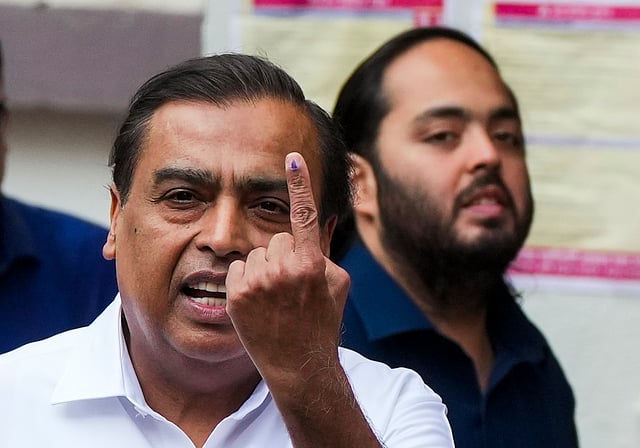 മുകേഷ് അംബാനി വോട്ടുരേഖപ്പെടുത്തിയ ശേഷം