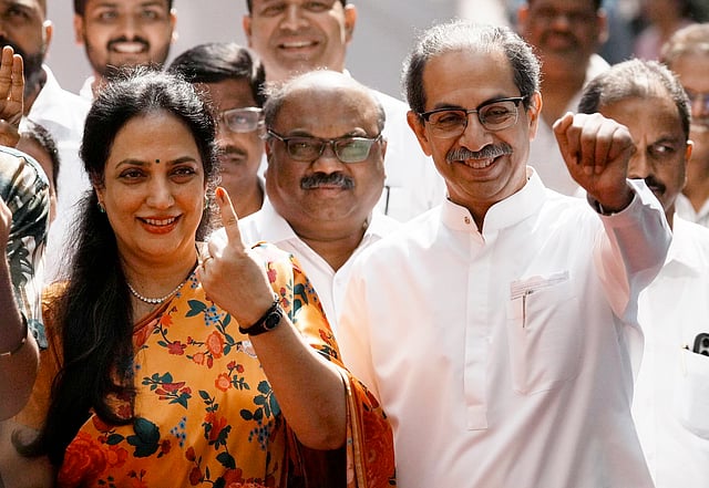 വോട്ട് ചെയ്ത ശേഷം മുന് മുഖ്യമന്ത്രി ഉദ്ദവ് താക്കറെയും ഭാര്യയും
