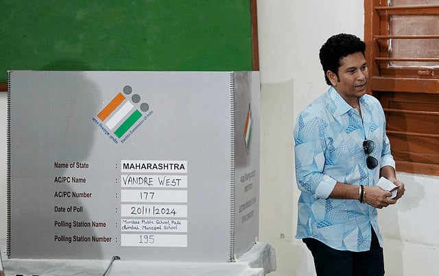 വോട്ട് ചെയ്ത ശേഷം സച്ചിന് ടെണ്ടുല്ക്കര് ബൂത്തില് നിന്ന് മടങ്ങുന്നു