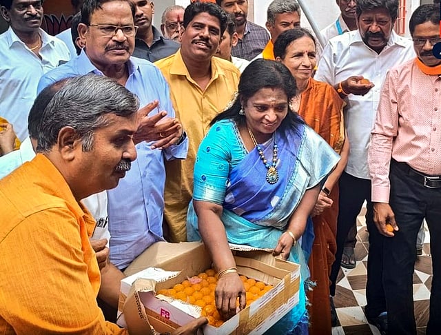 മഹാരാഷ്ട്ര വിജയത്തില് മധുരം വിതരണം നല്കുന്ന ബിജെപി നേതാവ് തമിഴിസൈ സൗന്ദര്രാജന്