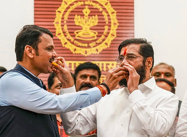 മഹാരാഷ്ട്രയിലെ വിജയത്തില് മധുരം കൈമാറുന്ന മുഖ്യമന്ത്രിയും ഉപമുഖ്യമന്ത്രിയും