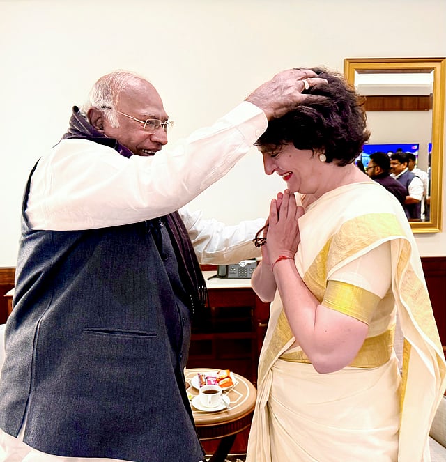 പ്രിയങ്കയെ ആശീര്വദിക്കുന്ന ഖാര്ഗെ