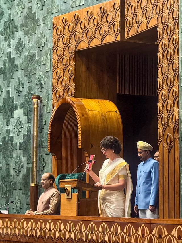 പ്രിയങ്കാഗാന്ധി എംപിയായി സത്യപ്രതിജ്ഞ ചെയ്യുന്നു