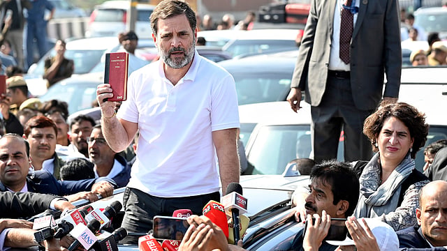 Police stopped Rahul Gandhi and Priyanka Gandhi Vadra at Ghazipur border