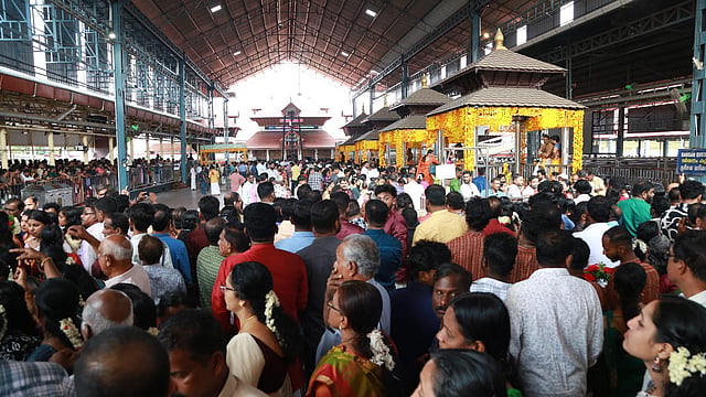 ശ്രീകൃഷ്ണജയന്തി ദിനത്തില് ഗുരുവായൂരില് വന്തിരക്ക്, 40,000 പേര്ക്ക് പിറന്നാള് സദ്യ