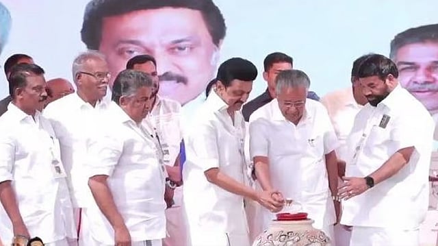 വൈക്കം സത്യഗ്രഹ സമര ശതാബ്ദി ആഘോഷത്തിന്റെ സംസ്ഥാനതല ഉദ്ഘാടനച്ചടങ്ങിൽ പിണറായിയും സ്റ്റാലിനും