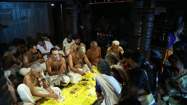 ദ്വാദശിപ്പണം സമർപ്പിച്ചു അനുഗ്രഹം തേടുന്ന ഭക്തർ