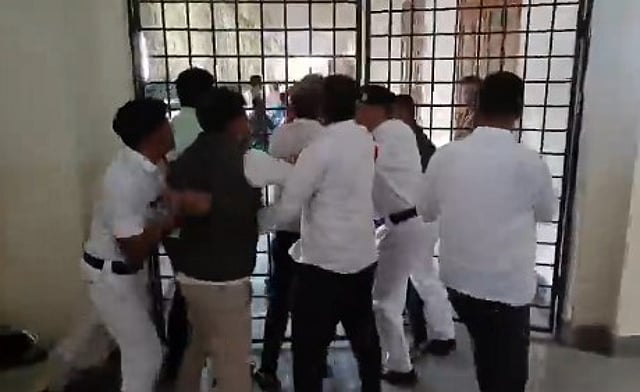 എംഎല്എയെ കോണ്ഗ്രസ് പ്രവര്ത്തകര് ആക്രമിക്കുന്നു