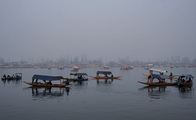 മഞ്ഞുമൂടിയ പ്രഭാതത്തിൽ ദാല് തടാകത്തില് ശിക്കാര വള്ളങ്ങള് നിരന്നപ്പോള്