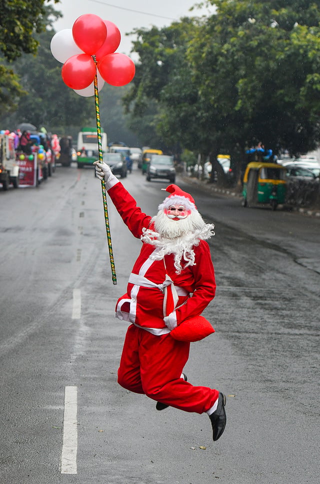 സാന്റാക്ലോസ് നടുറോഡിൽ