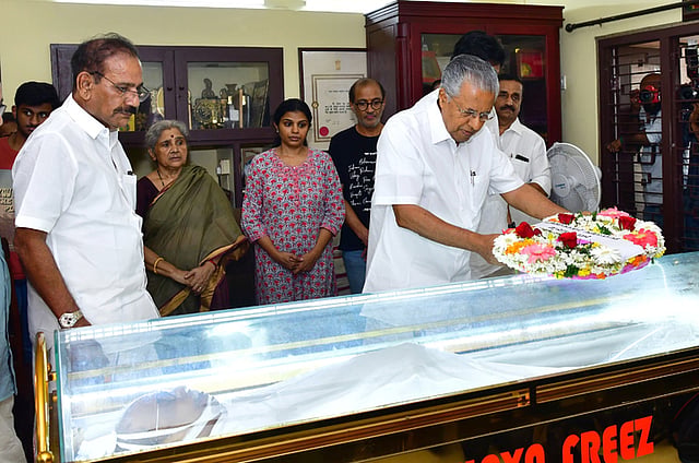 മുഖ്യമന്ത്രി അന്ത്യാഞ്ജലി അര്പ്പിക്കുന്നു