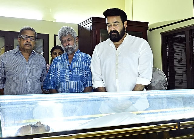 മോഹന്ലാല് അന്ത്യാഞ്ജലി അര്പ്പിക്കുന്നു