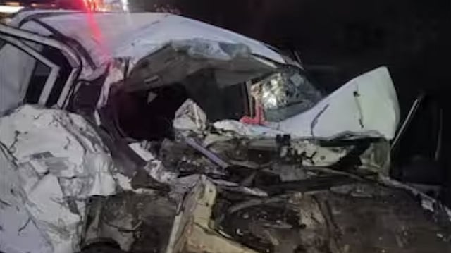 Tourist bus and car collide in Theni; Three Malayalis killed, 18 injured