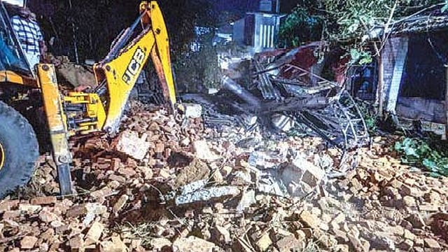 chimney of a closed factory collapsed; a 16-year-old boy died tragically