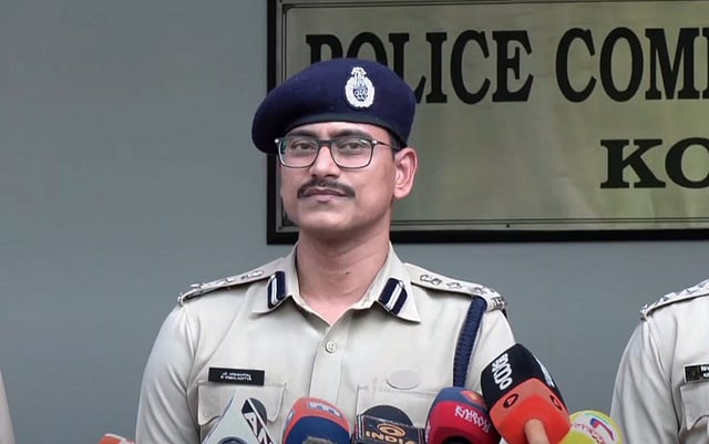 കൊച്ചി സിറ്റി പൊലീസ് കമ്മീഷണര് പുട്ട വിമലാദിത്യ മാധ്യമങ്ങളെ കാണുന്നു