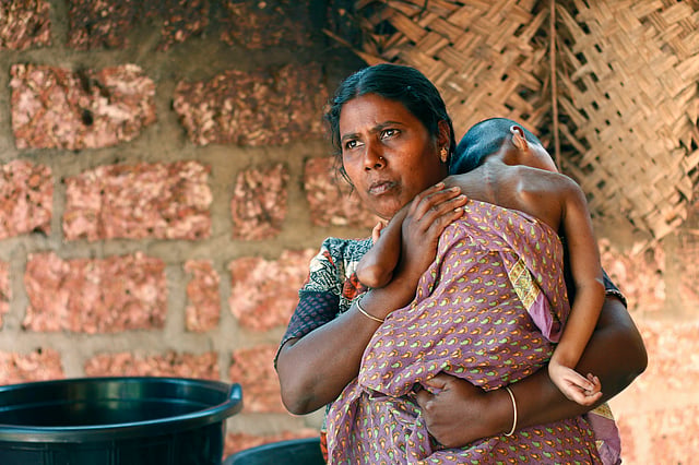 എന്ഡോസള്ഫാന് ഇരയായ കുഞ്ഞുമായി അമ്മ ഉഷ