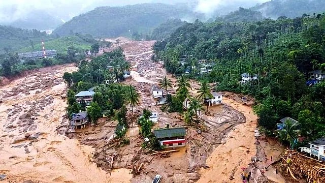 വയനാട് ഉരുള്പ്പൊട്ടലിനെ തുടര്ന്നുള്ള ദൃശ്യങ്ങള്