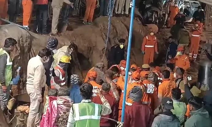 പത്തുദിവസം നീണ്ട രക്ഷാ പ്രവര്‍ത്തനം; കുഴല്‍ക്കിണറില്‍ വീണ മൂന്നു വയസുകാരിയെ രക്ഷപ്പെടുത്തി;പിന്നാലെ മരണത്തിന് കീഴടങ്ങി