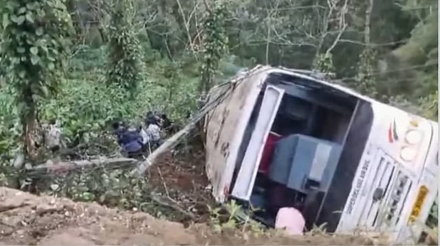 പുല്ലുപാറക്ക് സമീപം കെഎസ്ആര്ടിസി ബസ് കൊക്കയിലേക്ക് മറിഞ്ഞ് മൂന്ന് മരണം