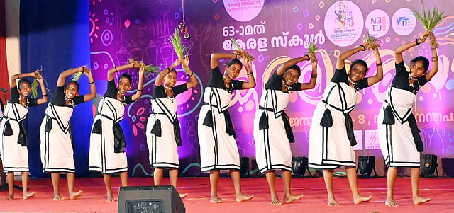 സ്കൂള് കലോത്സവത്തില് വയനാട് കണിയാമ്പറ്റ ജിഎംആര്എസ് അവതരിപ്പിച്ച പണിയ നൃത്തം. ഇതാദ്യമായാണ് കലോത്സവത്തില് പണിയ നൃത്തം ഉള്പ്പെടുത്തുന്നത്.
